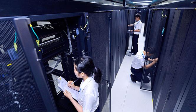 系统维护师负责厦航所有服务器,数据库以及中心机房的部署和维护工作